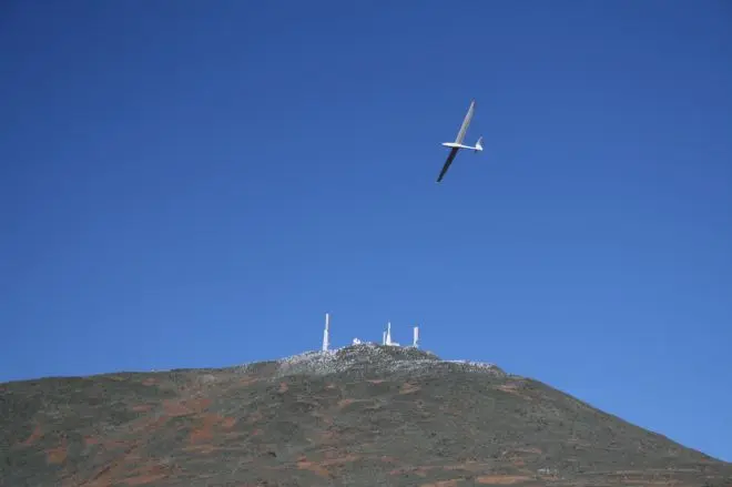 A glider above the Mount Washington summit and its antennas